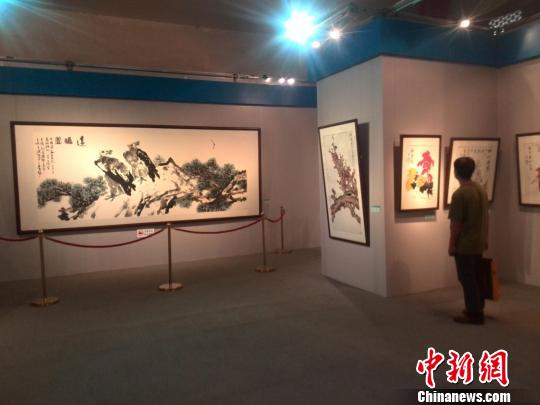 观众在展厅观看画展